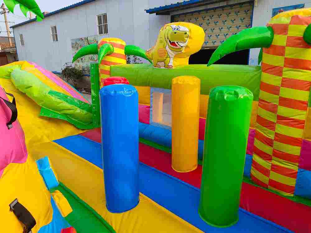 Коммерческий надувной батут «Хамелеон и динозавры Ультра» 12*6*6 м