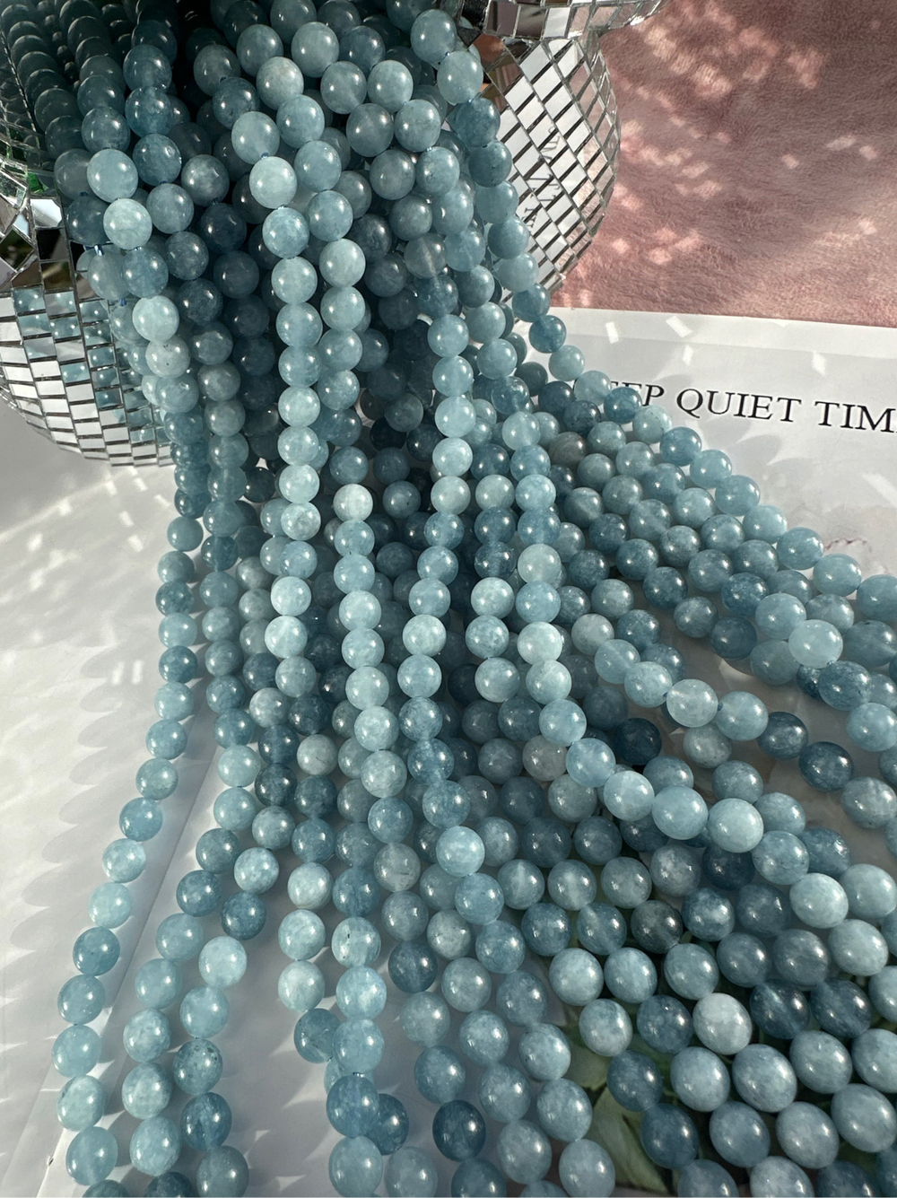 Нить бусин из тонированного кварца 8мм, гладкие