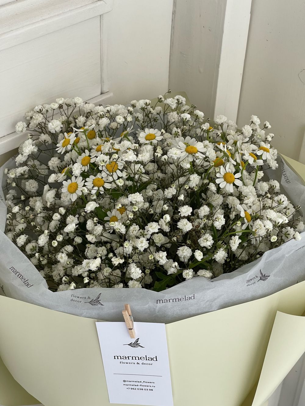 Букет из ромашек и гипсофилы