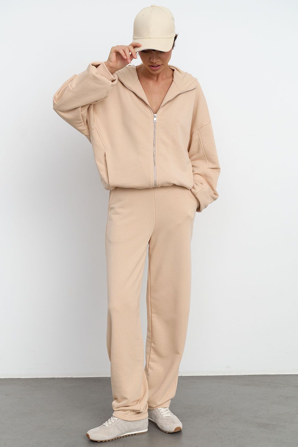 Джоггеры бананы без начеса из премиум футера ванильного цвета