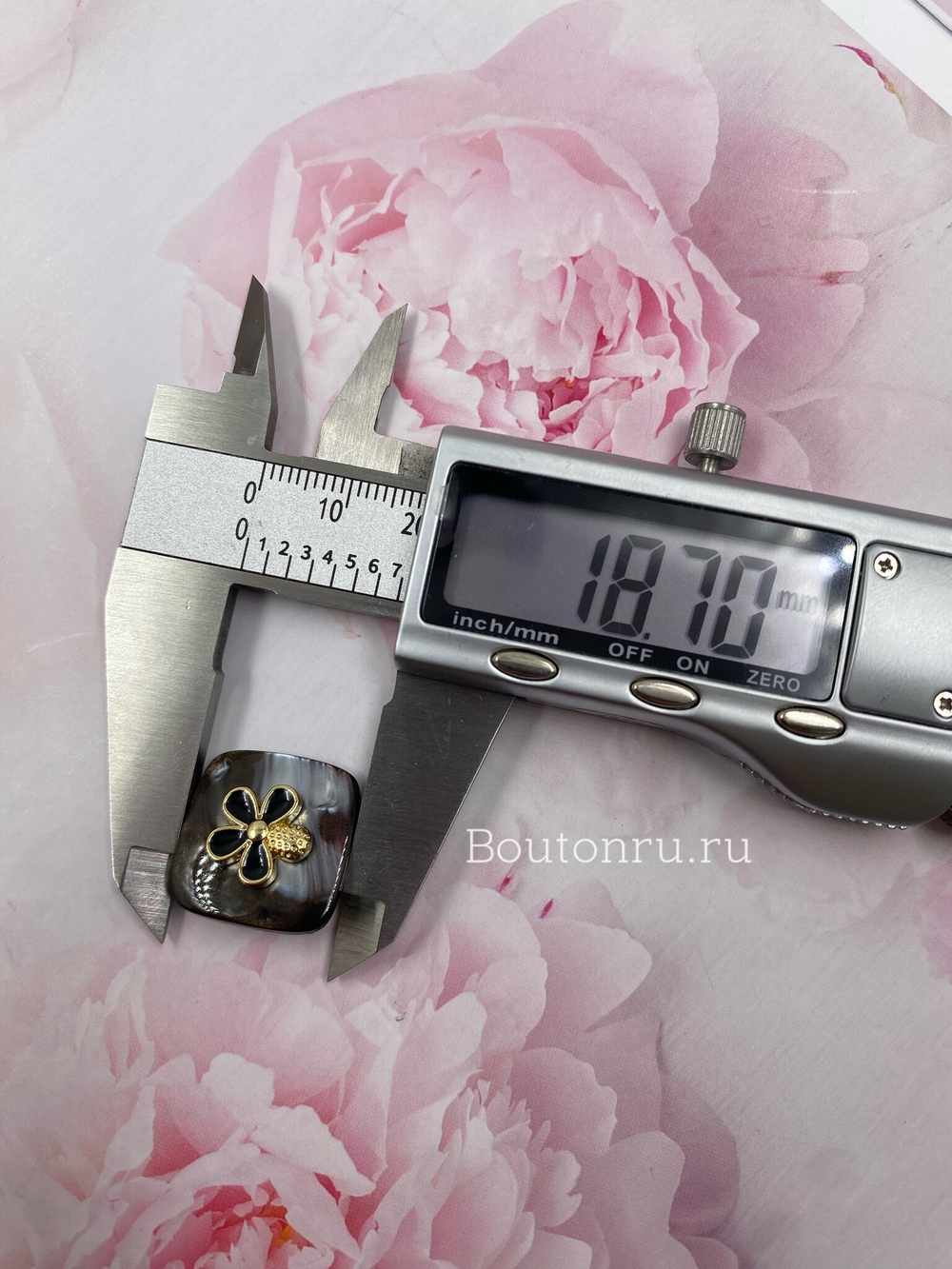 Пуговицы черно-перламутровые квадратные с золотистым цветком