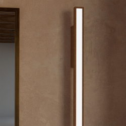 Дизайнерский деревянный светильник на фактурной стене в стиле Wabi-Sabi