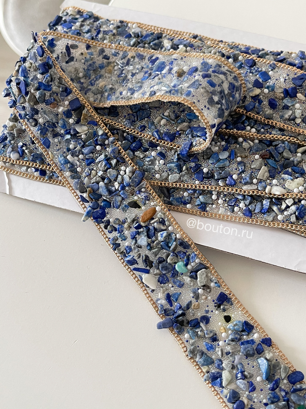 Тесьма термоклеевая синяя с золотой цепочкой