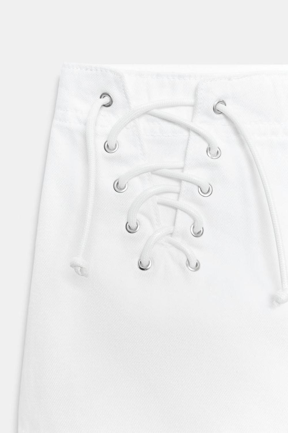 ZARA МИНИ-ШОРТЫ СО ШНУРОВКОЙ, БЕЛЫЙ