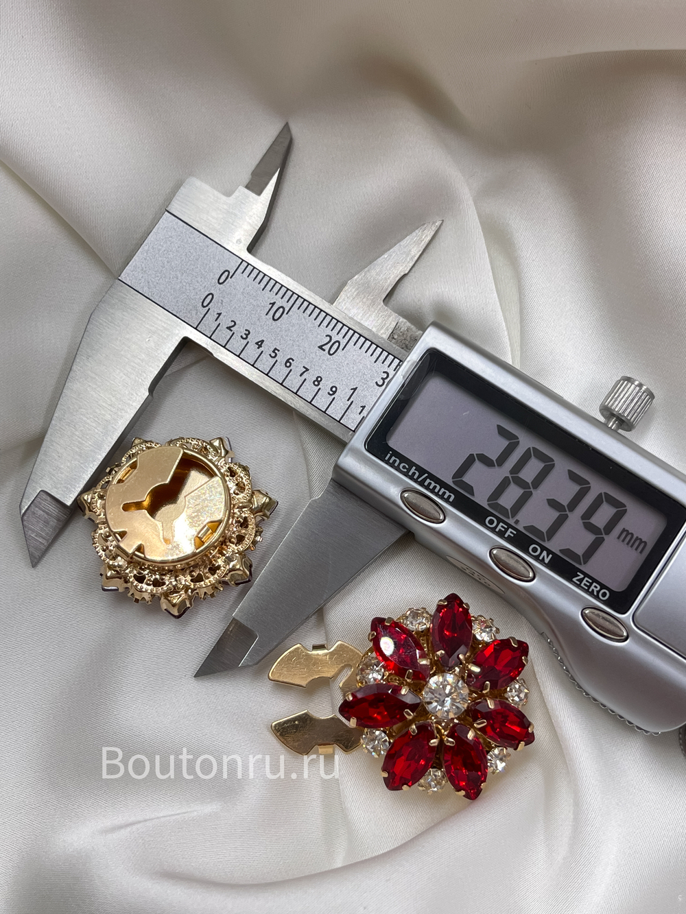 Накладка на пуговицу в форме цветка золотистые с красными стразами (клипсы)