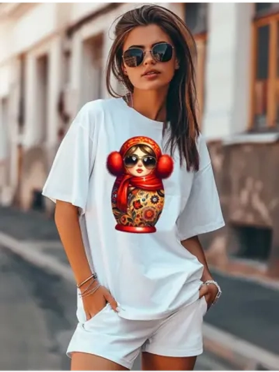 Футболка белая матрешка в меховых наушниках