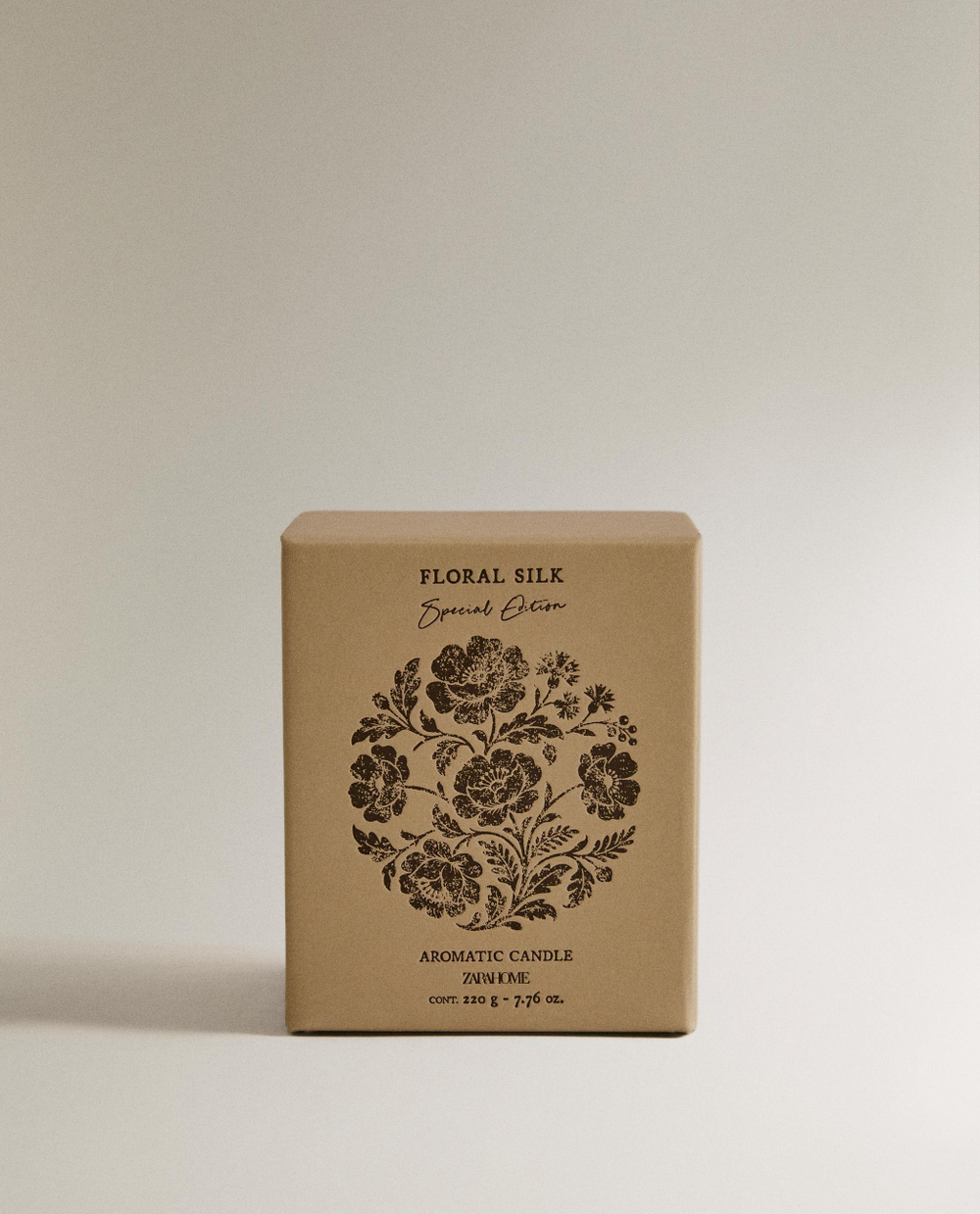 Zara Home Свеча ароматическая Floral Silk 220 г, растительный воск, аромат цветочный, Розовый