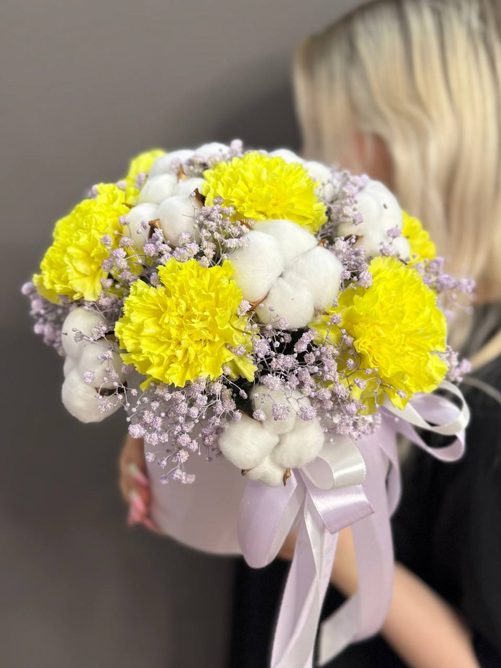 Коробка с диантусами и хлопком