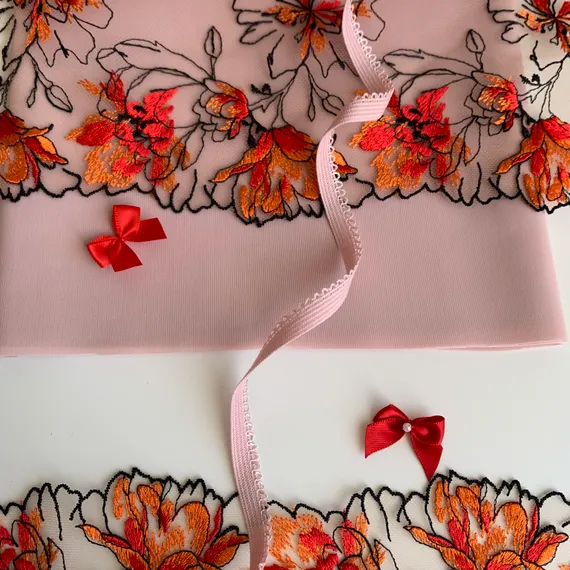 Вышивка на сетке бежевая/оранжевая (левая) 15 см