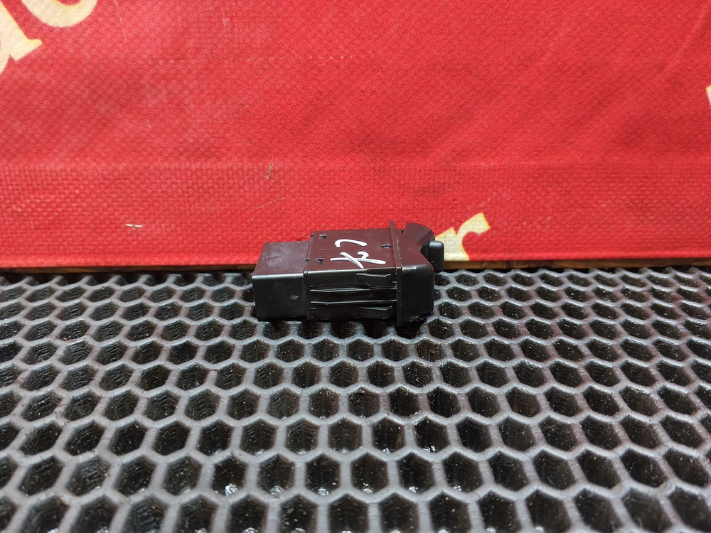 Кнопка переключения топливных баков