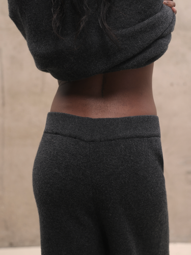 Графитовый кашемировый костюм с глубоким вырезом