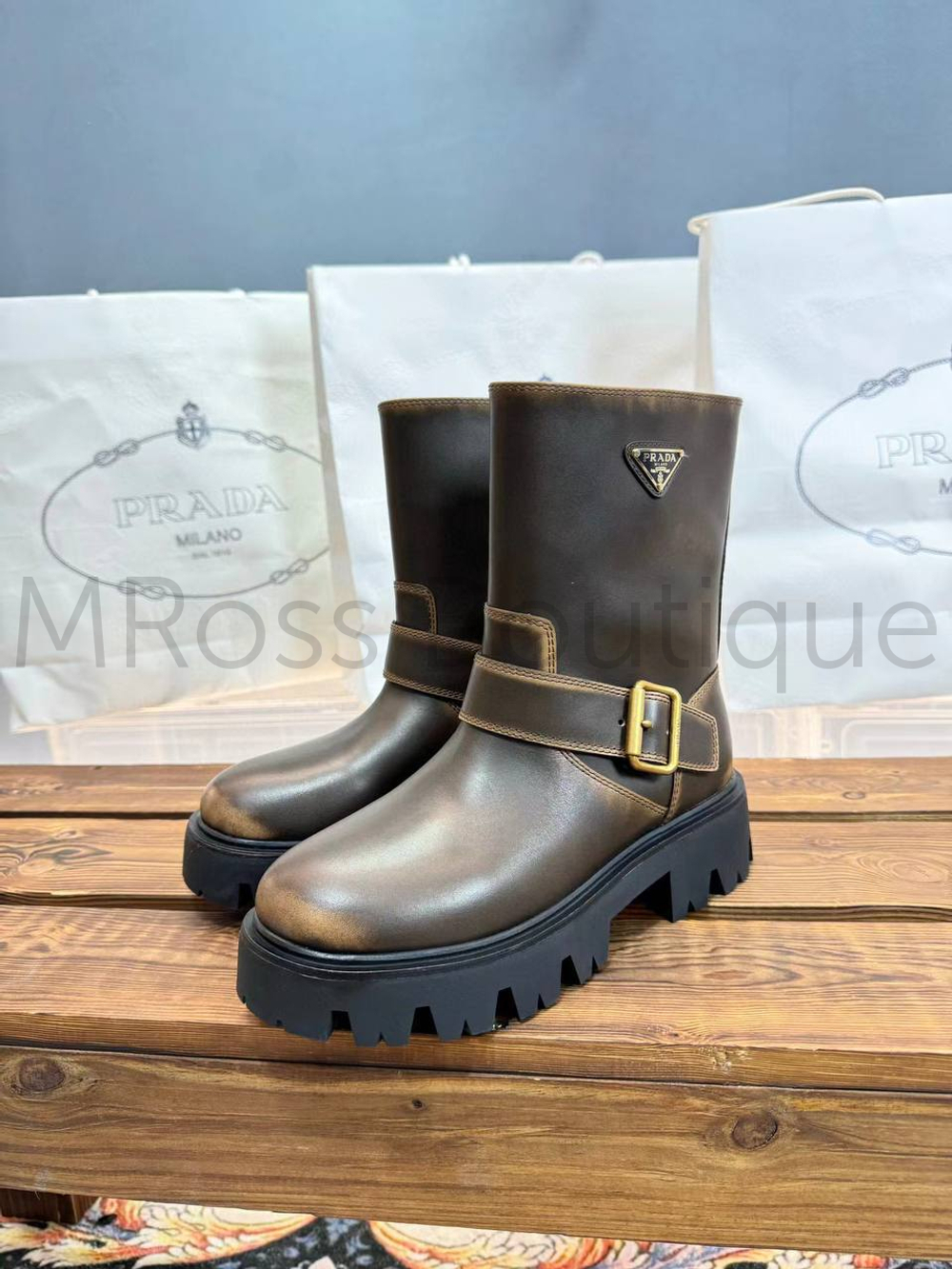 Коричневые кожаные ботинки Prada