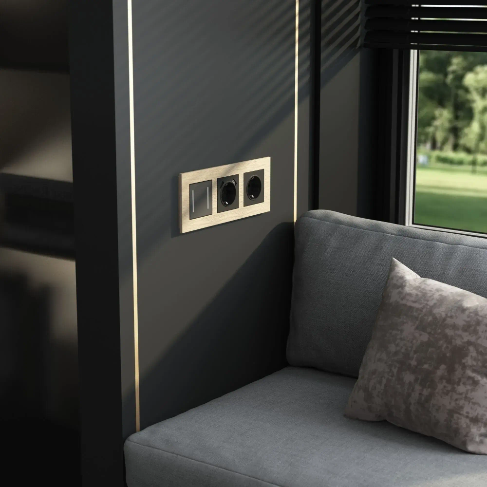 Рамка на 3 поста AluMax (шампань) W0033511