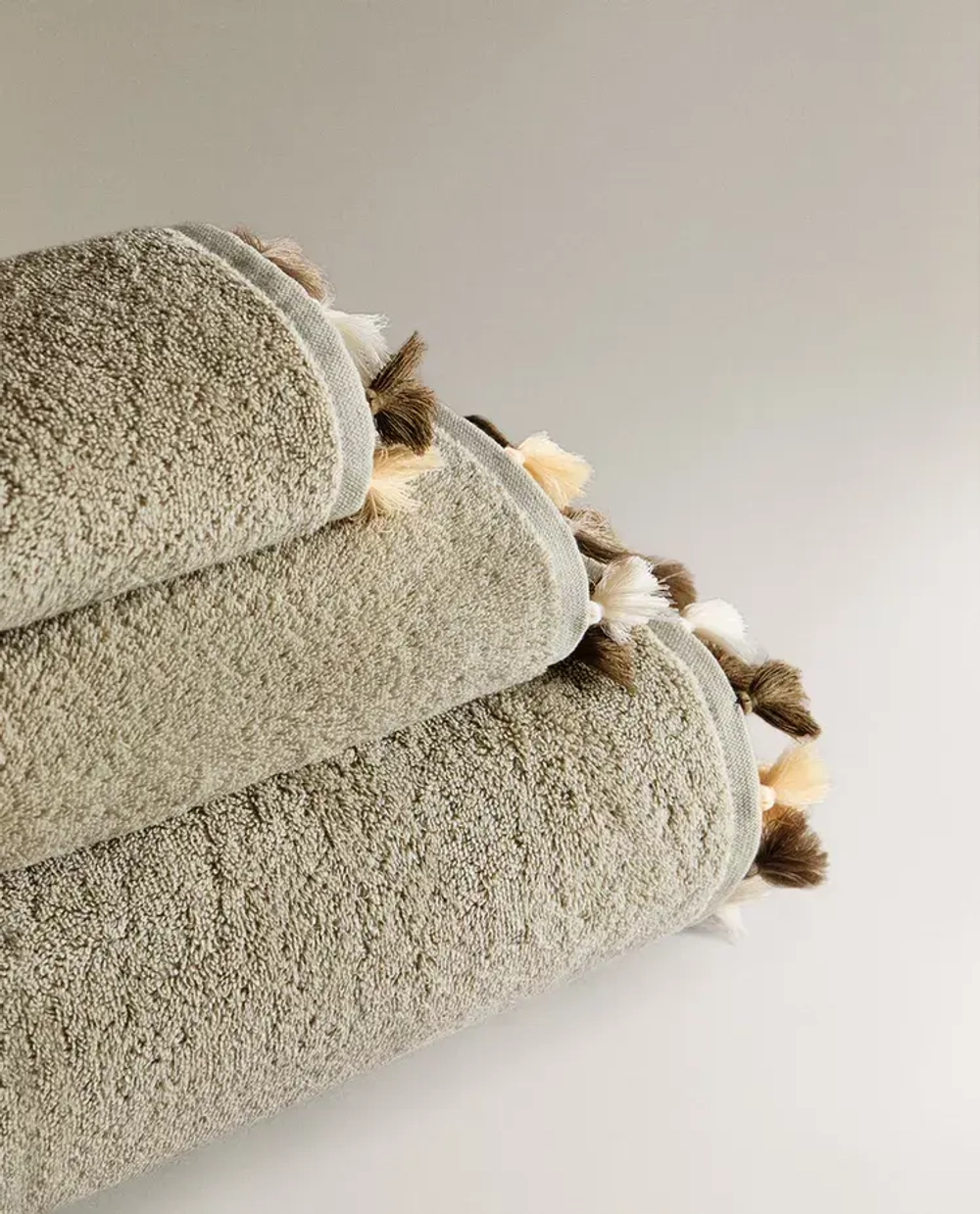 ZARA HOME БАННОЕ ПОЛОТЕНЦЕ С КИСТОЧКАМИ, ЗЕЛЕНЫЙ