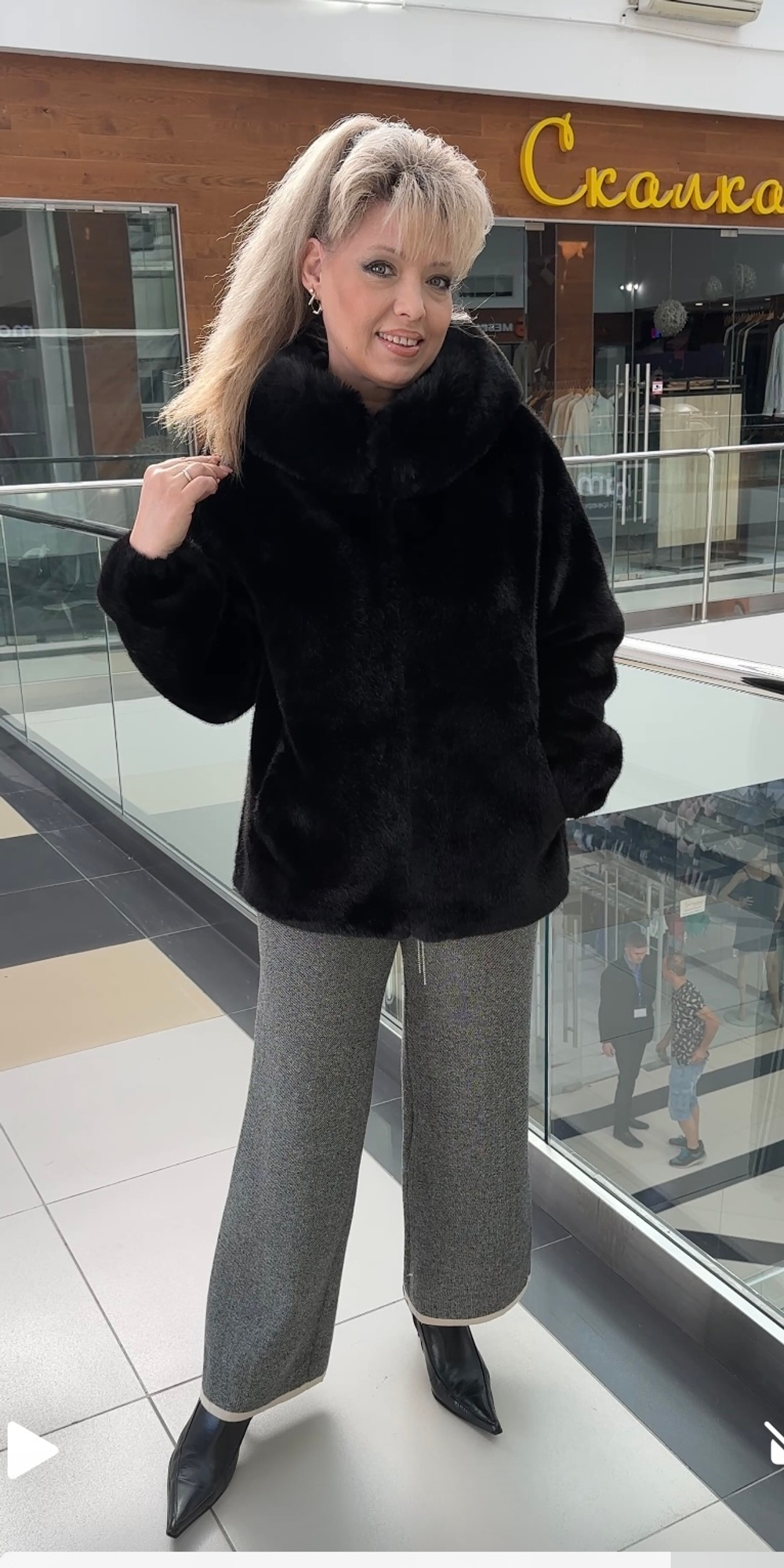 Черная куртка-шубка из искусственного меха с капюшоном