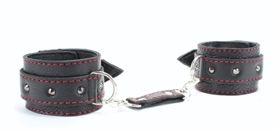 Черные оковы с шипами и контрастной строчкой (Цвет: черный)