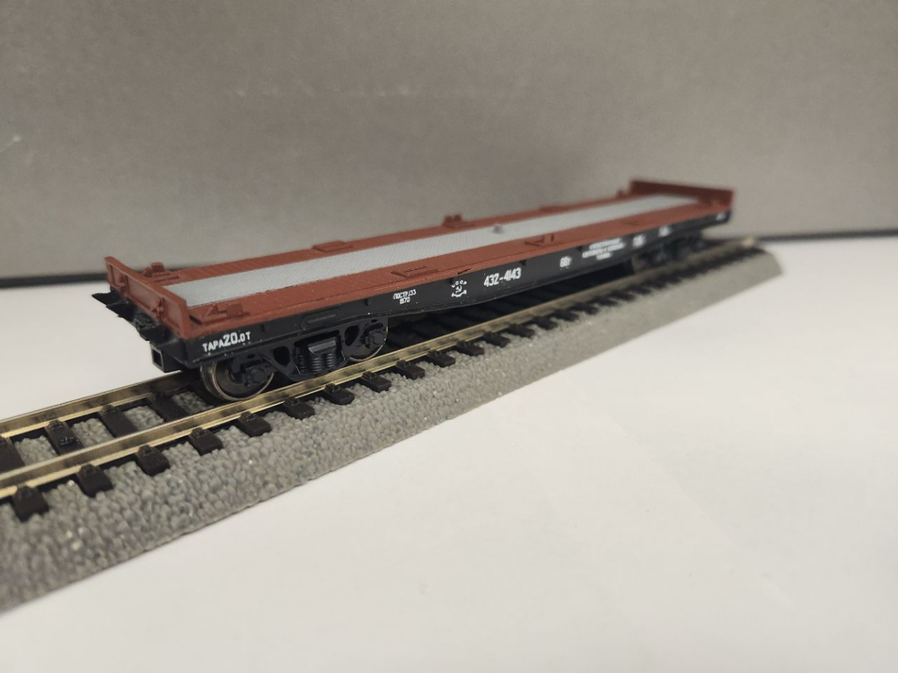 Платформа 13-401 СССР для перевозки контейнеров в масштабе 1:87