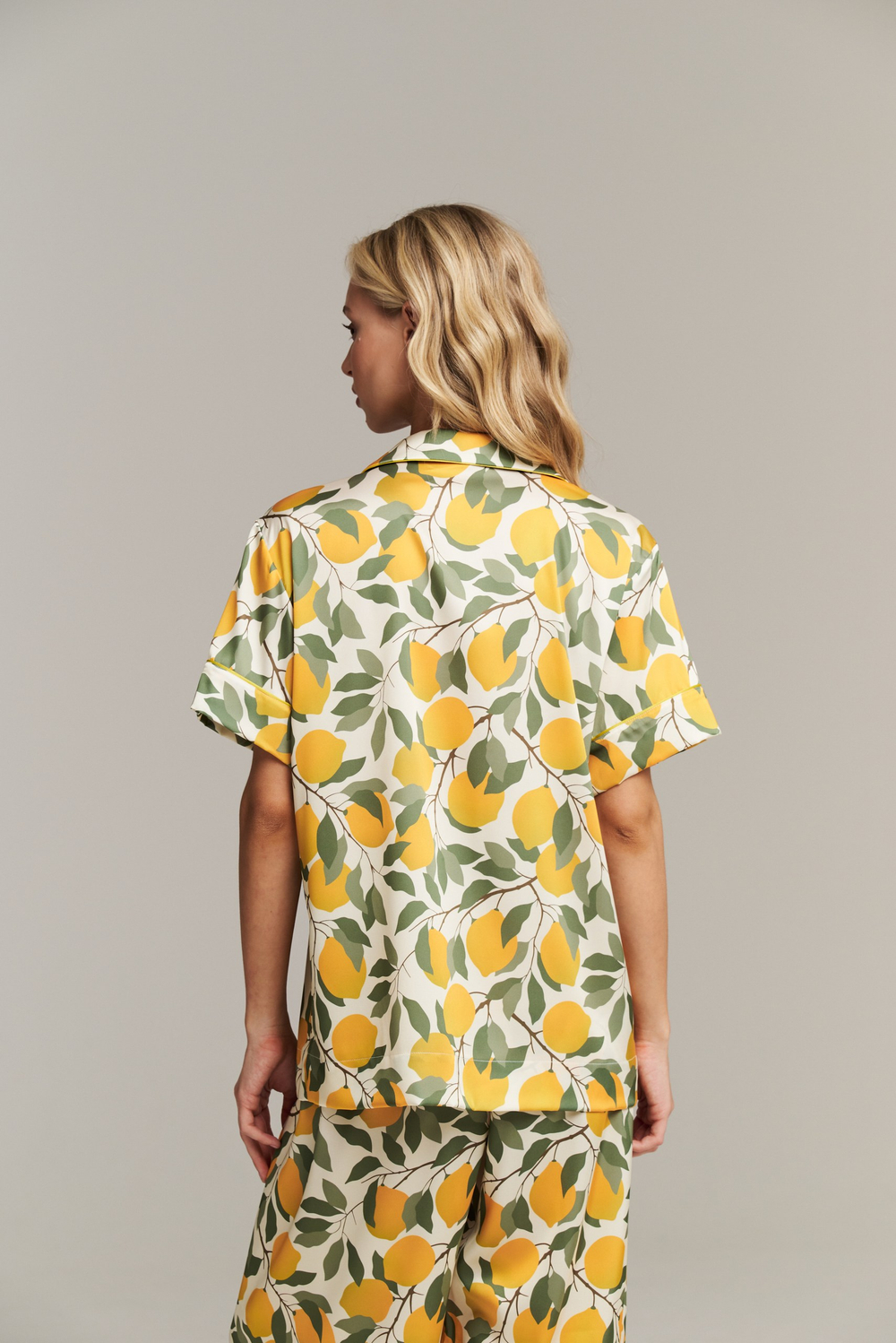 Шелковая блуза с кантом и лимонами