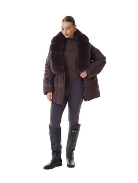 Винный удлиненный пуховик с поясом и меховым воротником
