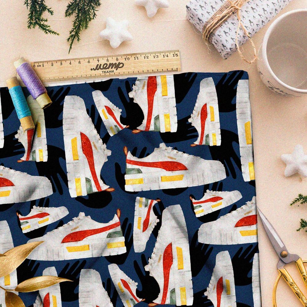 Ткань атлас белые кроссовки с ярким рисунком на синем фоне