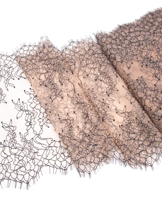 01-11 Кружево шантильи 23 см, бежевый/черный