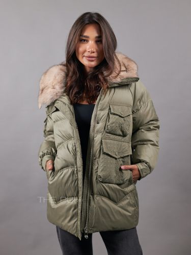 Пуховик женский цвета хаки с меховым воротником