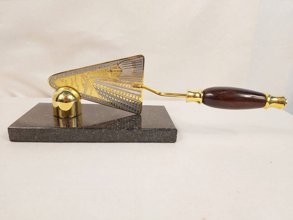 Подарок строителю " Сувенирный мастерок" малый на камне