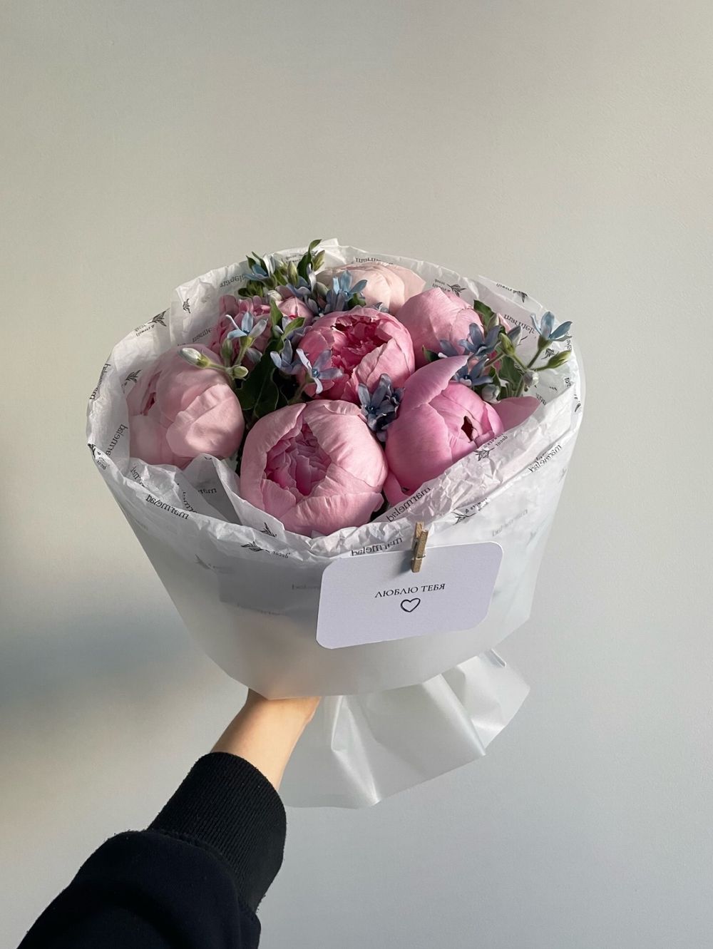 Букет 7шт нежно-розовых пионов и незабудки