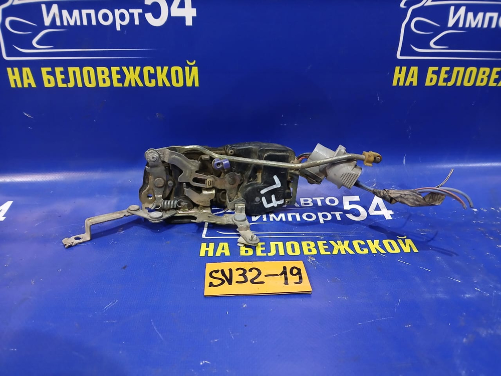 Замок двери передней левой TOYOTA VISTA 1990