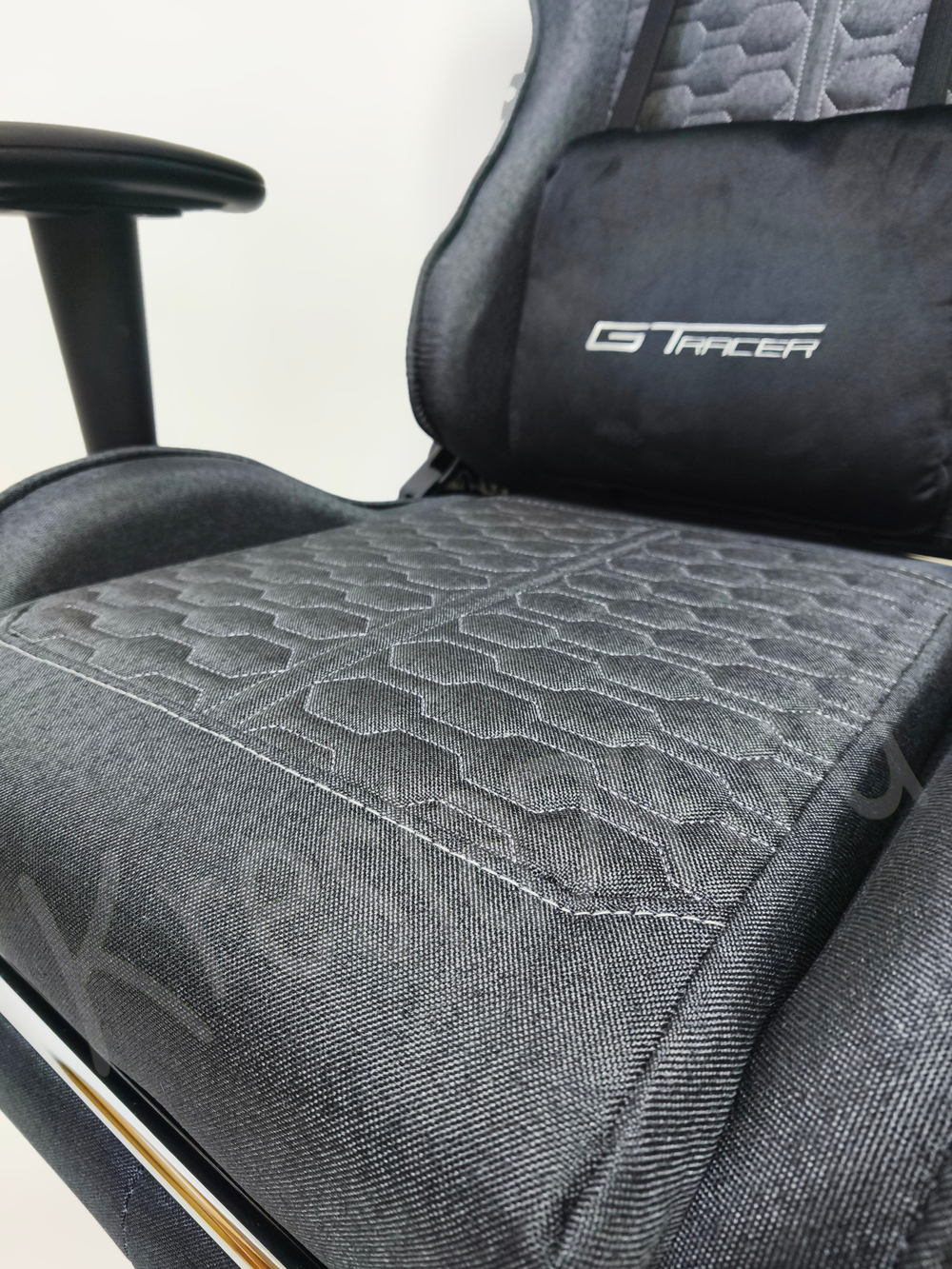 Геймерское кресло из ткани. Серое