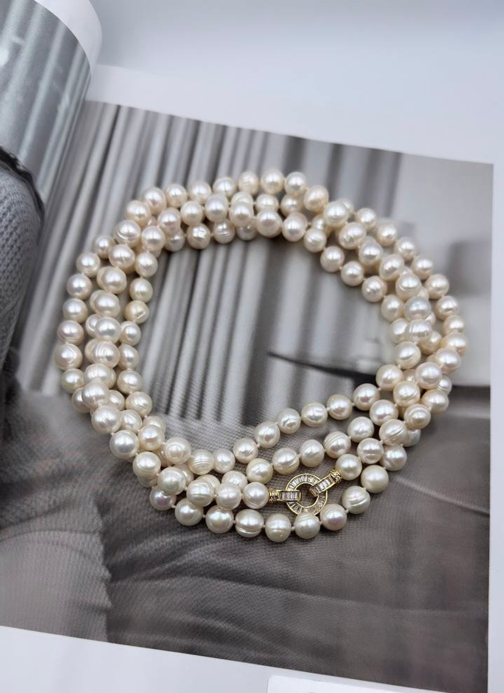 Нить натурального речного жемчуга 9 мм на двойном узле, золотой замок из цирконов, длина 1,6 м