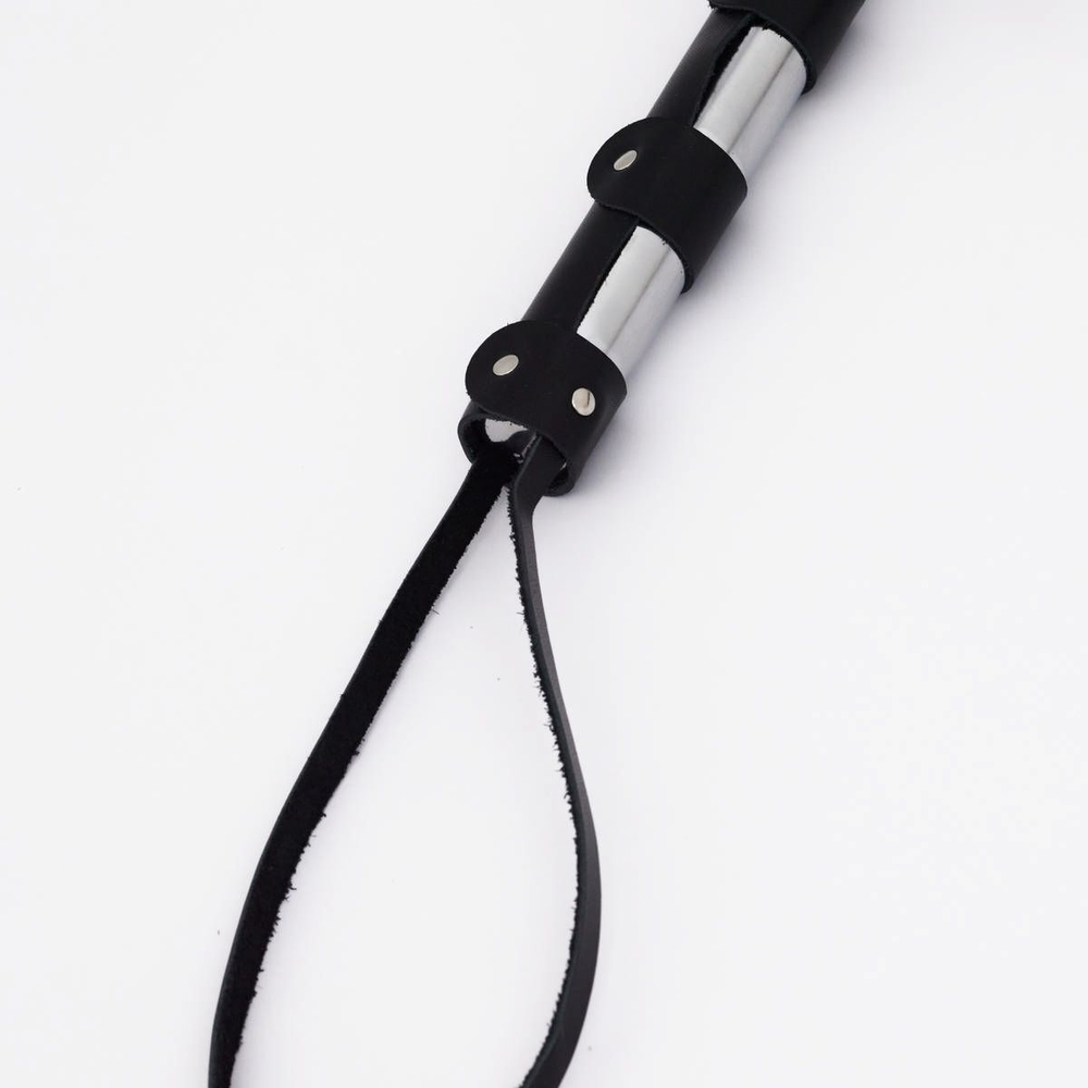 Черный кожаный флоггер со стальной ручкой - 45 см.