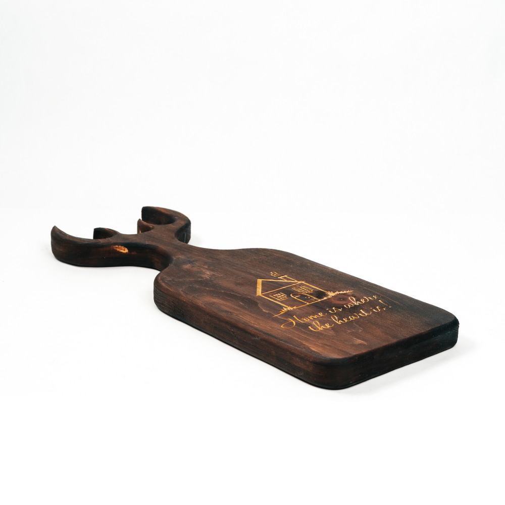 Доска разделочная из древесины сибирского кедра с гравировкой "Home is where the heart is". RD98