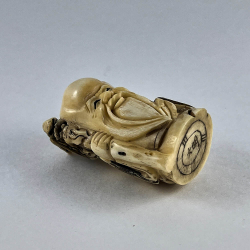 Статуэтка нэцкэ Дед с посохом и персиком