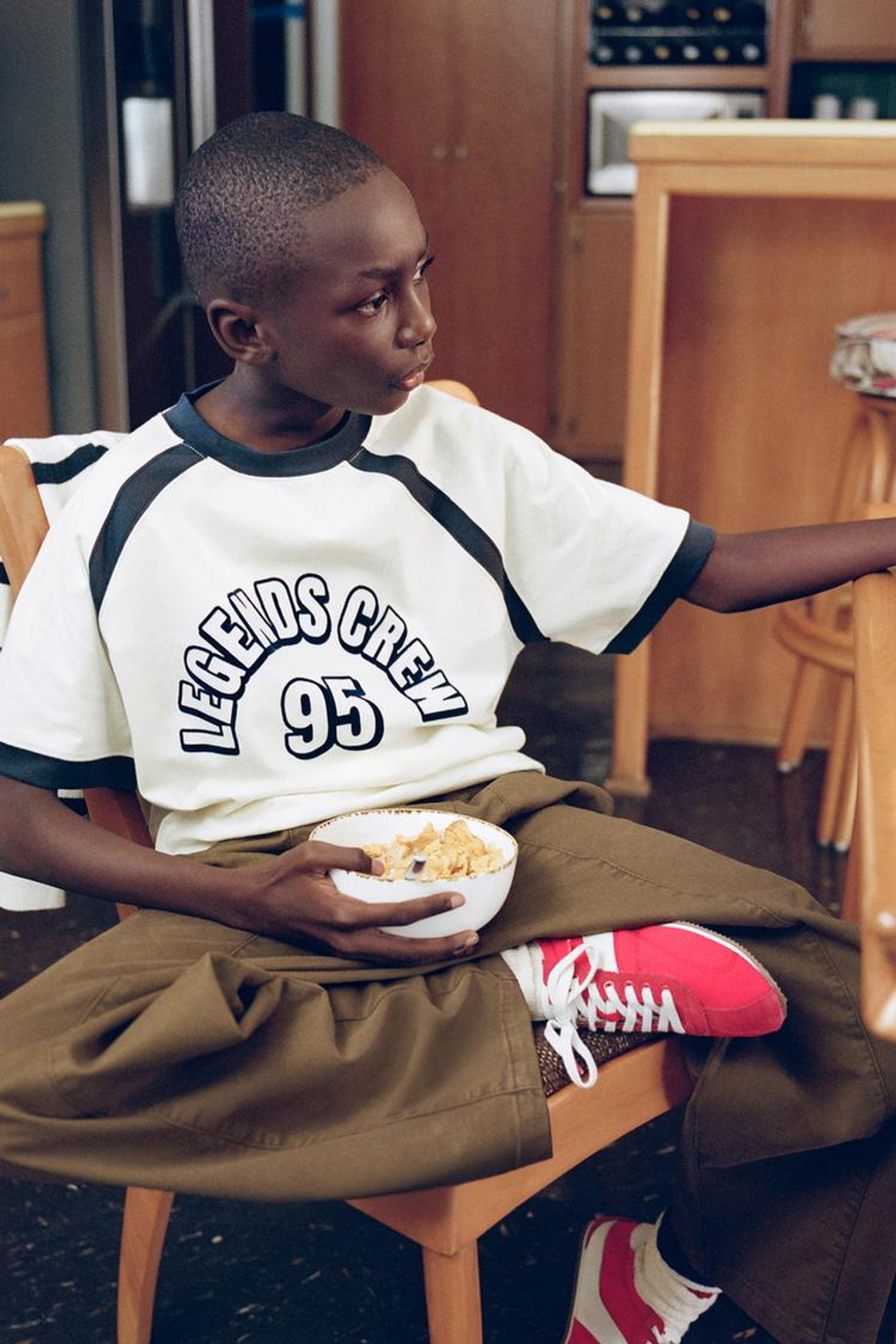 ZARA ФУТБОЛКА С РЕГЛАНОМ И РЕЛЬЕФНЫМ ТЕКСТОМ, ЖЕЛТОВАТО-БЕЛЫЙ