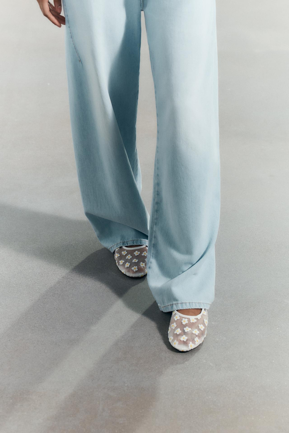 ZARA БАЛЕТКИ ИЗ СЕТЧАТОЙ ТКАНИ С ЦВЕТОЧНЫМИ ДЕТАЛЯМИ "РОМАШКА", БЕЛЫЙ