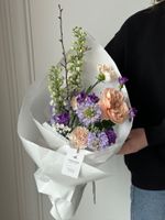 Букет сборный из кустовых пионовидных роз, маттиолы, диантусов и веток прунуса