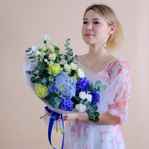 Купить Нежный букет с голубой гортензией #906