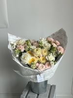 Букет из кустовых пионовидных роз, лизиантуса, одноголовых роз и маттиолы