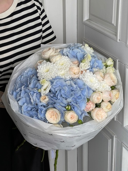 Гранд букет с гортензией, пионовидными розами, хризантемой