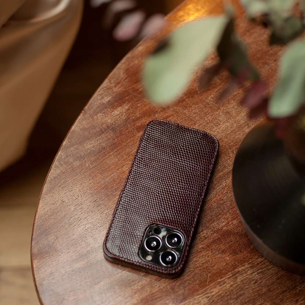 Чехол для iPhone 16 Pro кожаный, ящерица бордового цвета