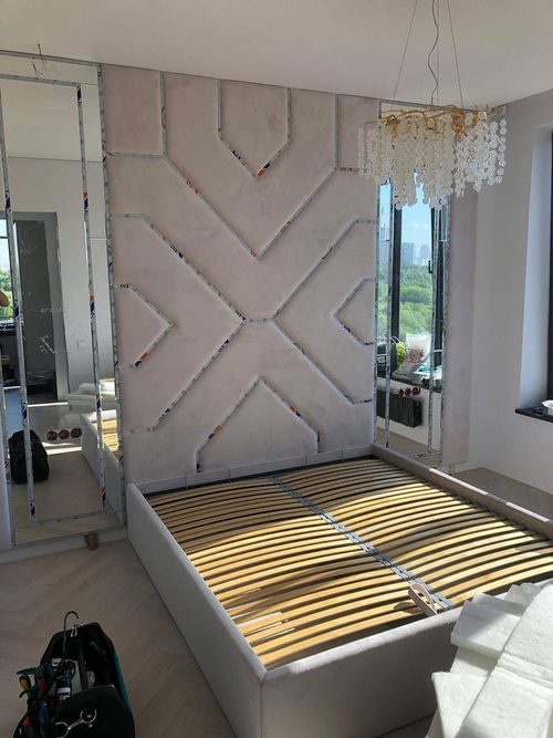 Двуспальная кровать с декоративной стеной и ультрасовременным дизайном