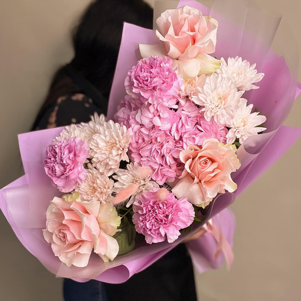 Розовый букет M из французских роз, гортензии, хризантем, гвоздик