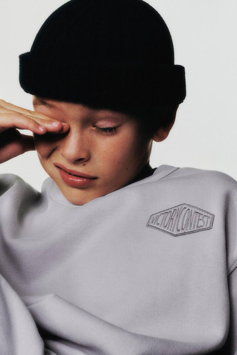 ZARA КОМПЛЕКТ ИЗ ТОЛСТОВКИ И ДЖОГГЕРОВ С ТЕКСТОВЫМ ПАТЧЕМ, ЛИЛОВЫЙ