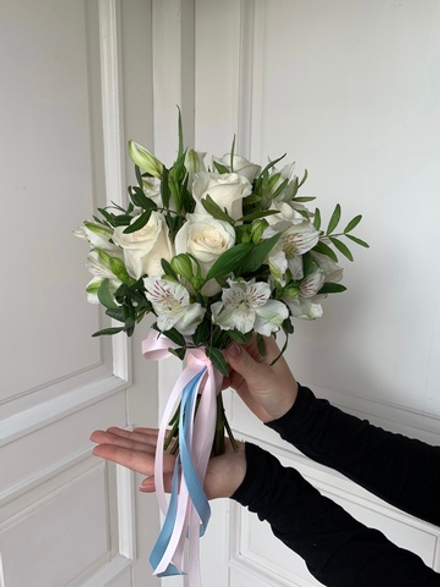 Свадебный букет из одноголовых роз и альстромерии