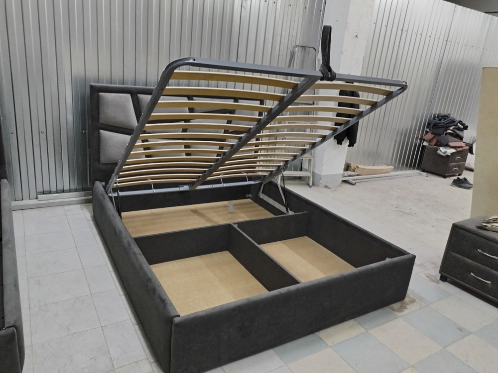 Мебель для спальни ( кровати, прикроватные тумбы )