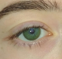 Темно зеленые на голубых глазах