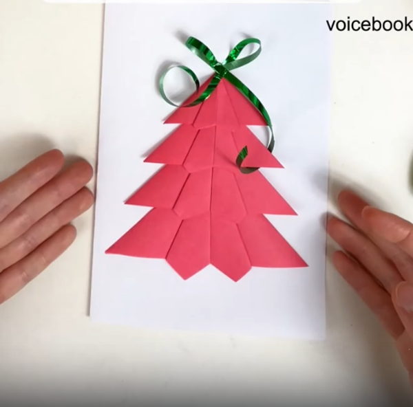 Делает открытку объемная Ёлочка