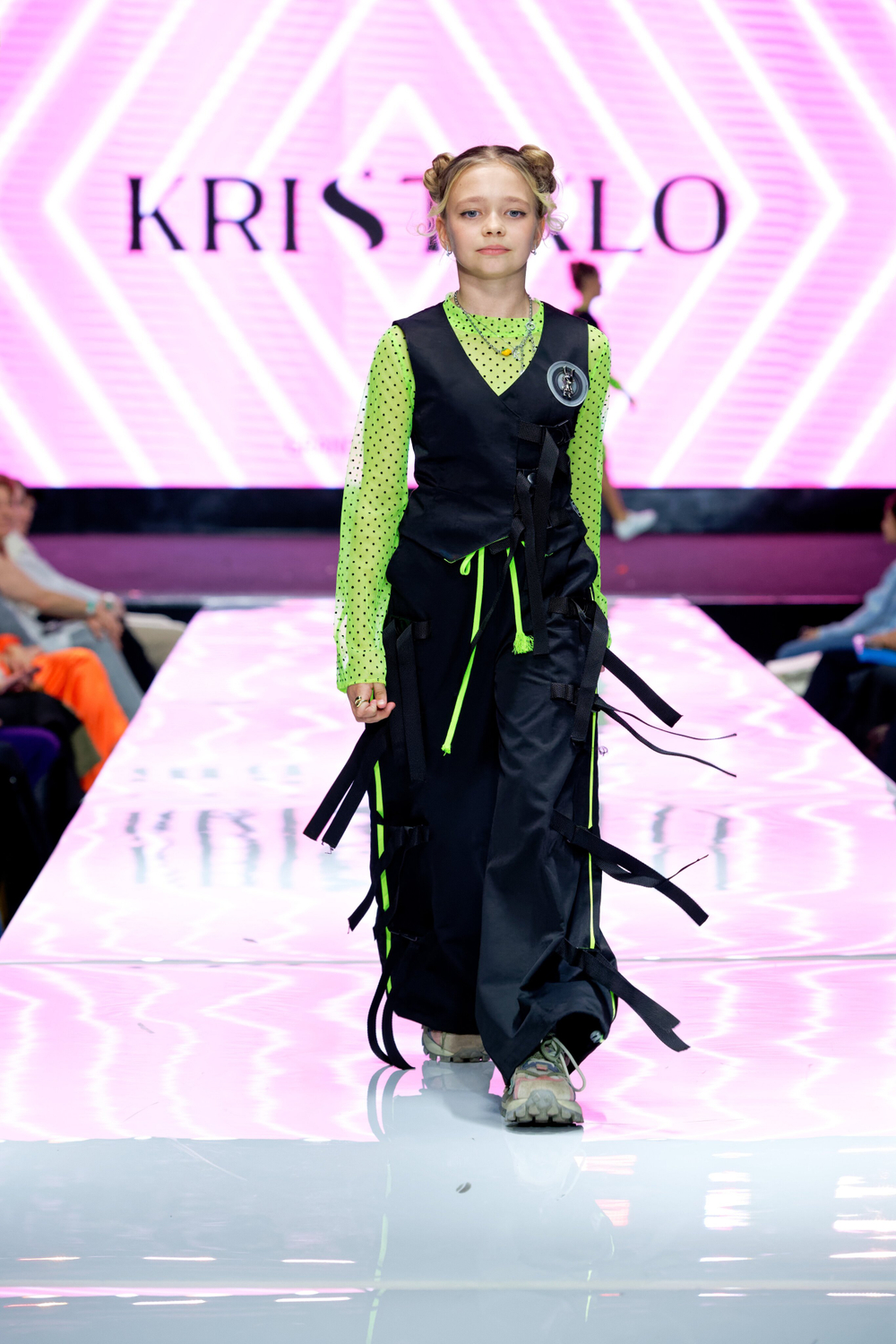 Черный костюм для ярких будней