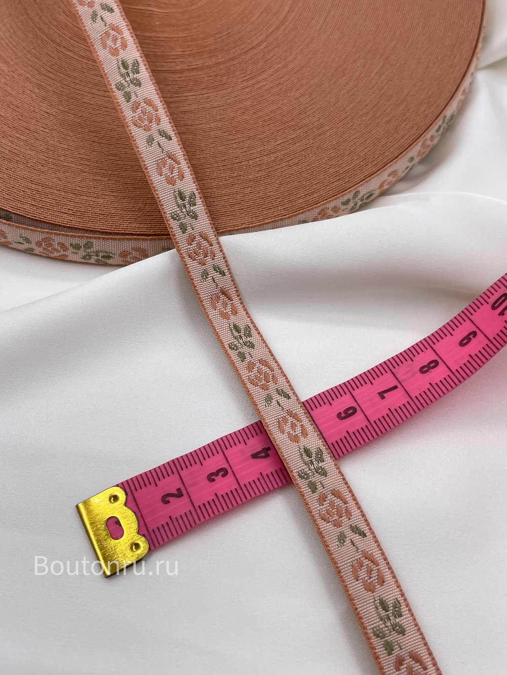 Тесьма (лента) пыльно-розовая с цветочками 1 см жаккард